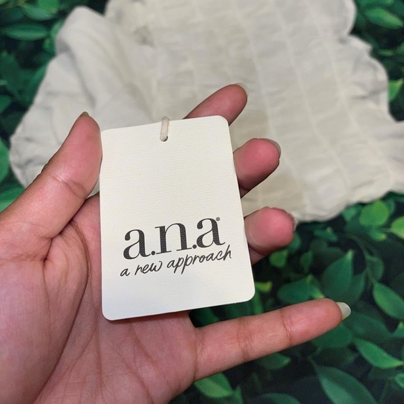 White Ruffle Crop - Picture 2 of 3